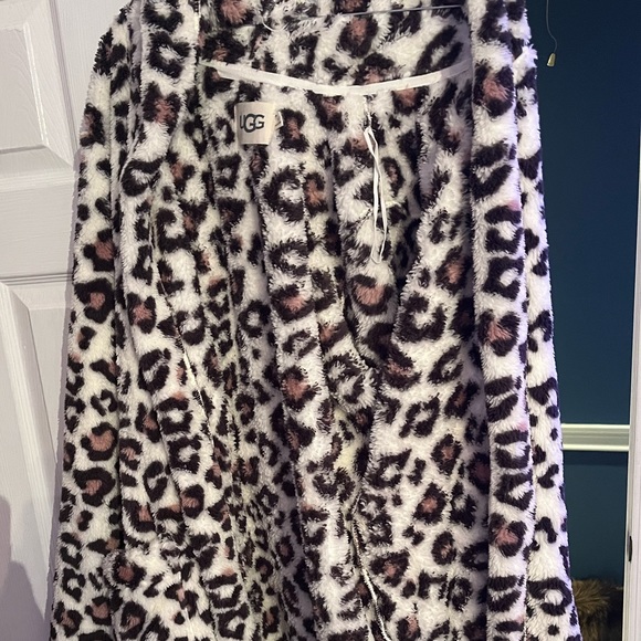 Never worn UGG Medium Robe - Picture 2 of 5